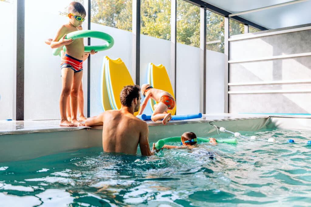 Kinderen leren zwemmen in Swimclad mobiel zwembad